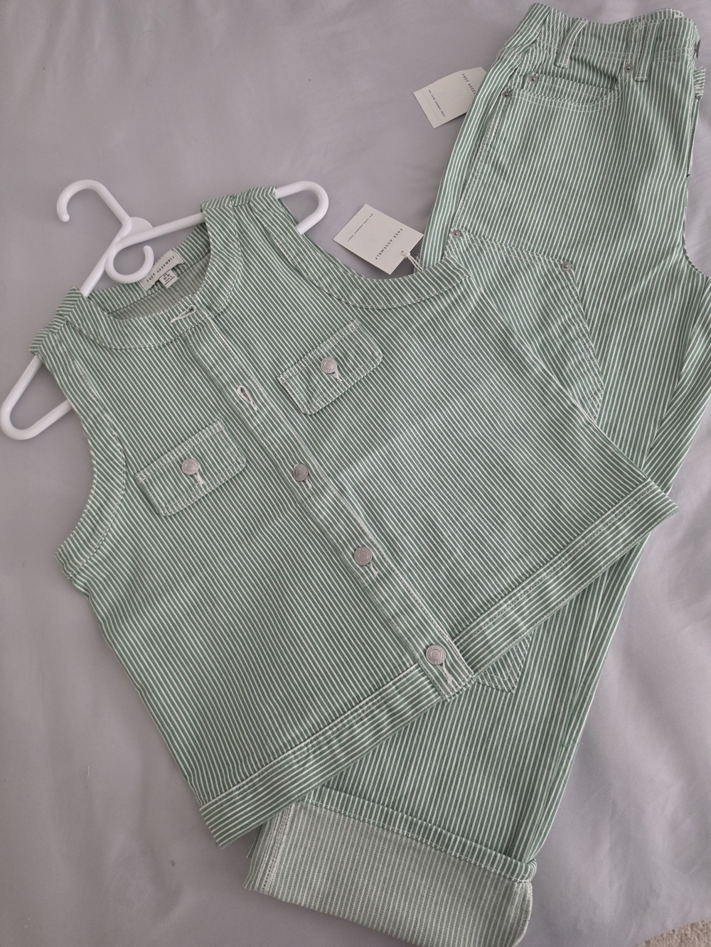 Sleeveless Green Striped Tank & Pants Set — Casual Matching Outfit